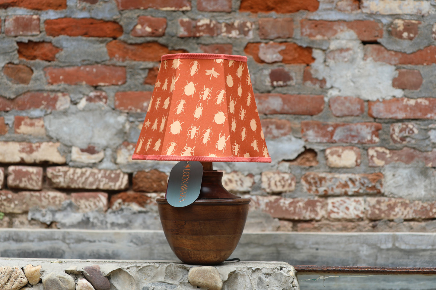 Insect silhouette wavy lamp shade