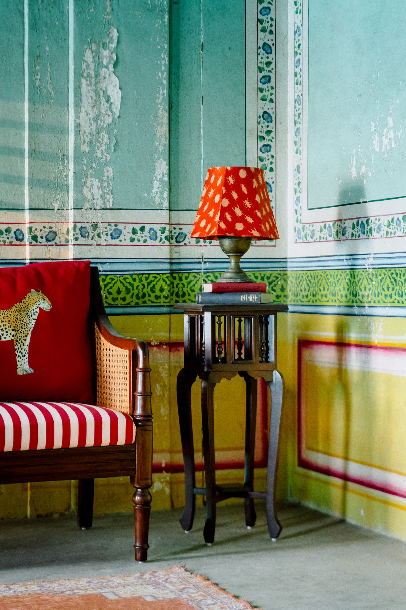 Corner table