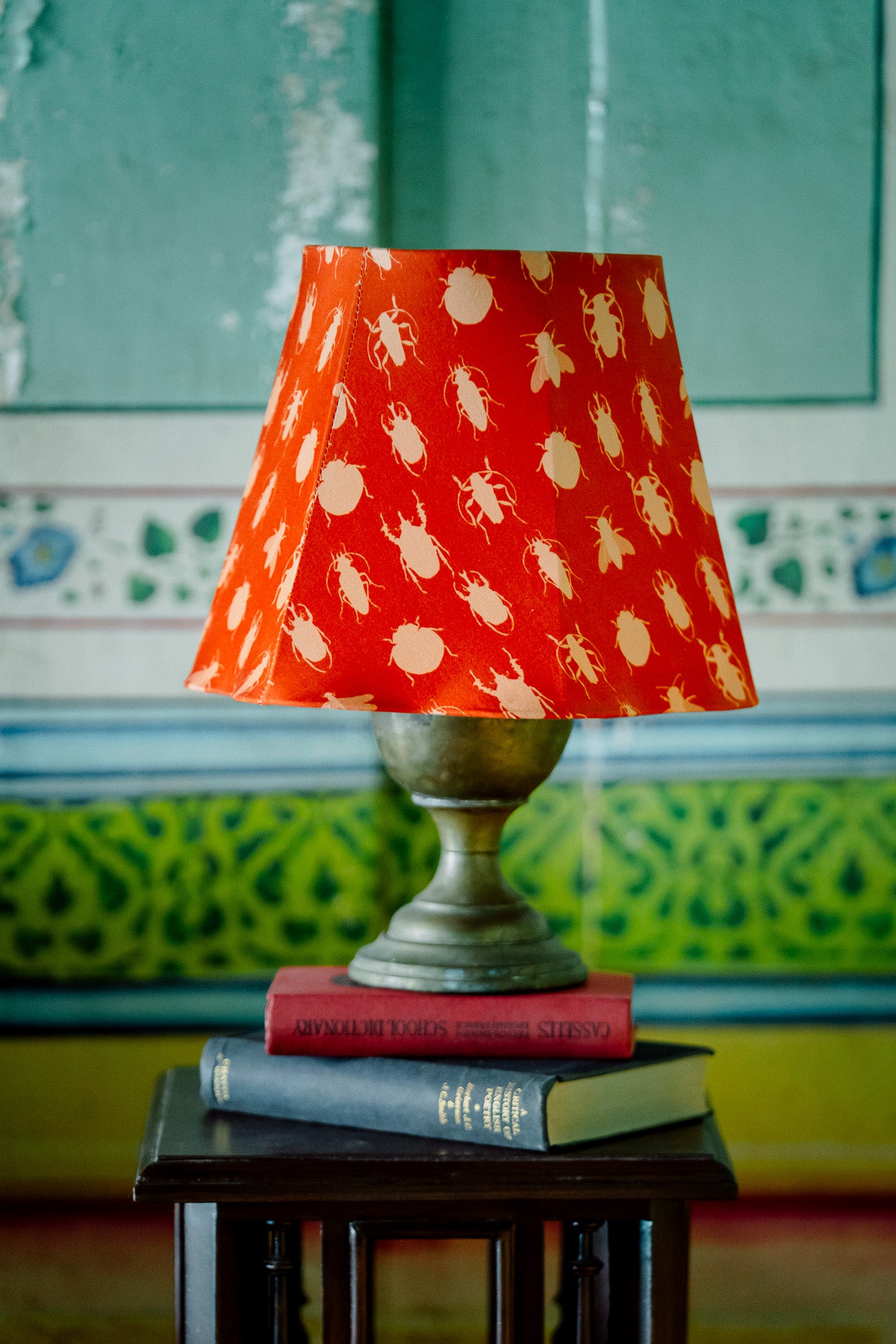 Insect silhouette wavy lamp shade